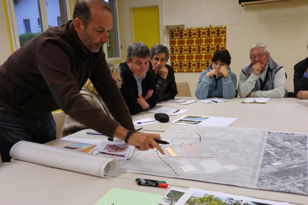 Tous autour de la table