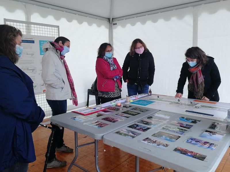 2- Atelier participatif sur le parvis du B612.jpg 2- Atelier participatif sur le parvis du B612