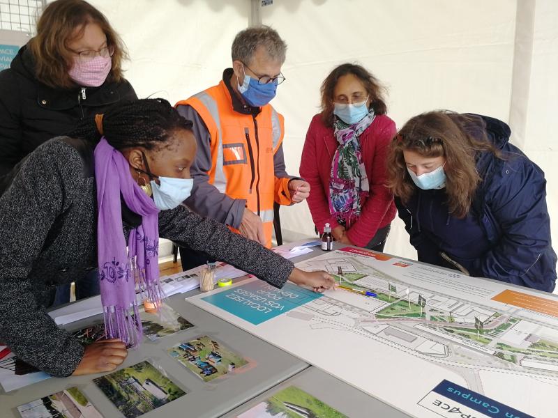 3- Atelier participatif sur le parvis du B612.jpg 3- Atelier participatif sur le parvis du B612