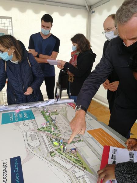 4- Atelier participatif sur le parvis du B612.jpg 4- Atelier participatif sur le parvis du B612