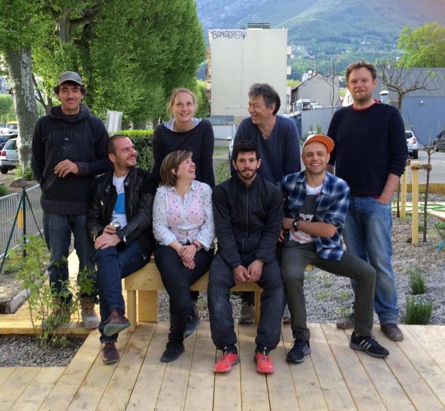 4- La joyeuse équipe de construction de la maison du projet.jpg 4- La joyeuse équipe de construction de la maison du projet