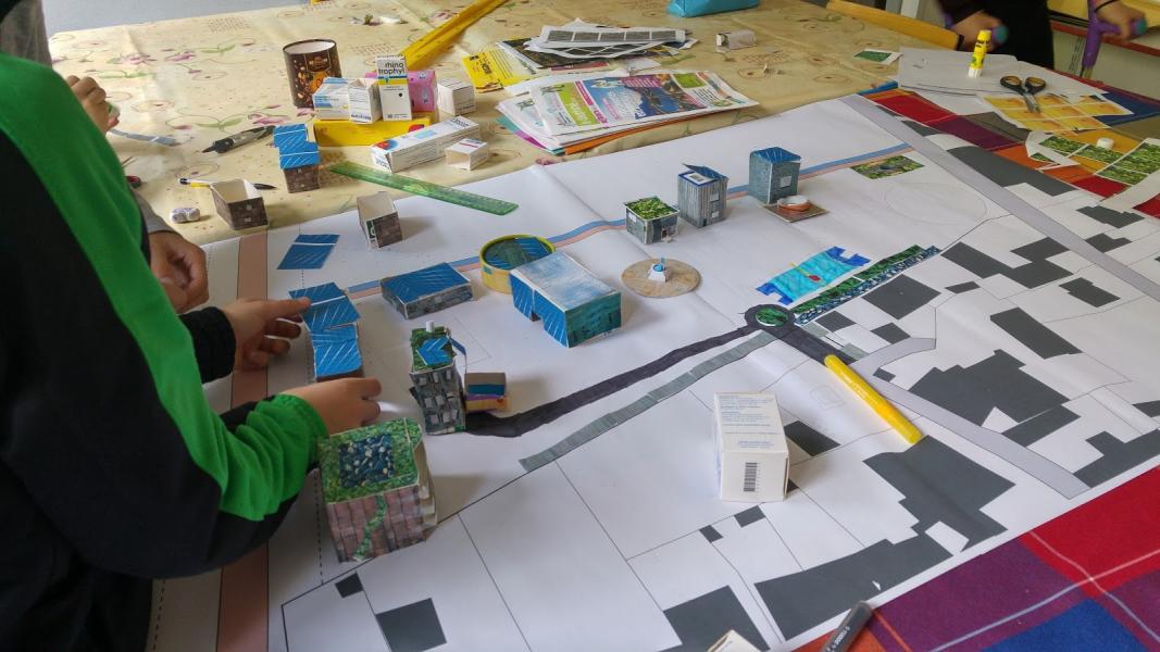 5- Les bâtiments se positionnent sur la maquette.jpg 5- Les bâtiments se positionnent sur la maquette