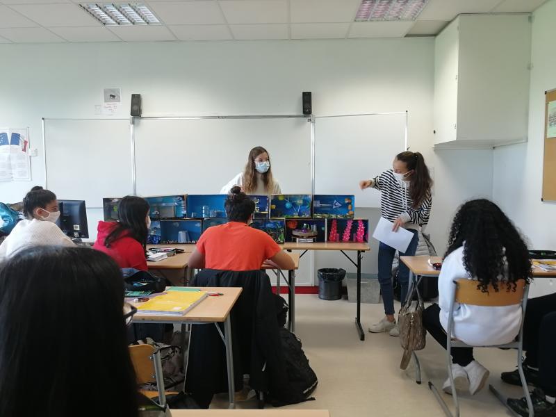 8- Les élèves présentent leurs maquettes en classe.jpg 8- Les élèves présentent leurs maquettes en classe