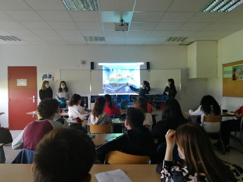 9- Les élèves présentent leurs maquettes en classe.jpg 9- Les élèves présentent leurs maquettes en classe