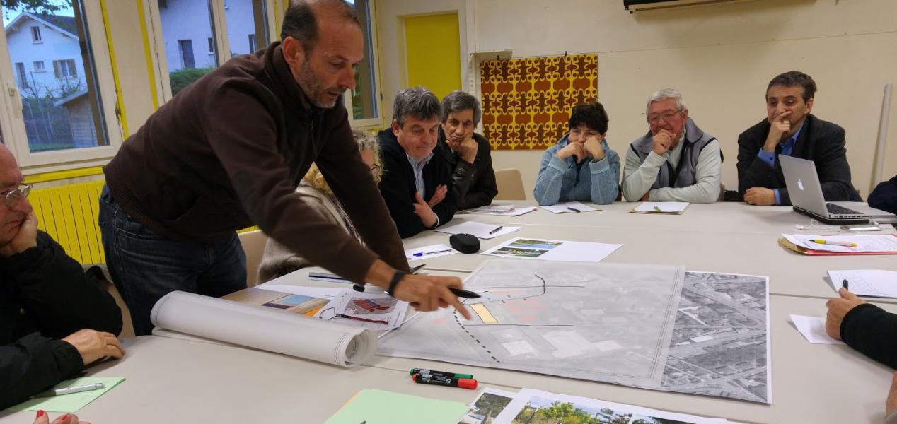 Tous autour de la table.jpg Tous autour de la table