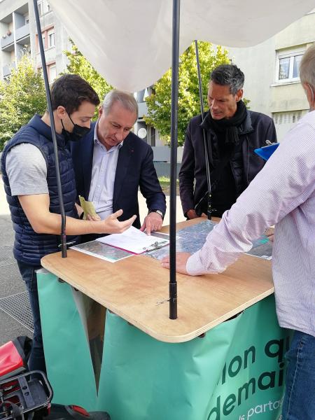 8-Visite de M. le Maire dans le quartier Sauzelong.jpg 8-Visite de M. le Maire dans le quartier Sauzelong