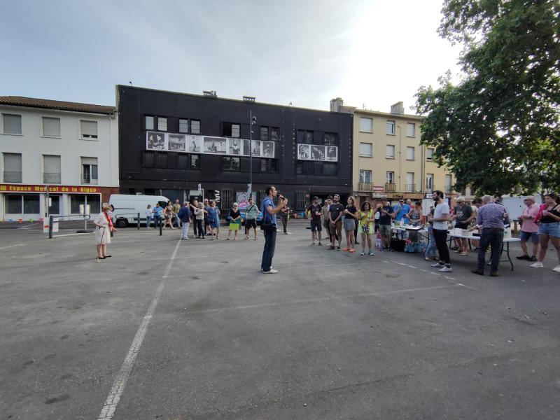 9-Visite en slam du quartier par l'artiste Jérôme Pinel.jpg 9-Visite en slam du quartier par l'artiste Jérôme Pinel