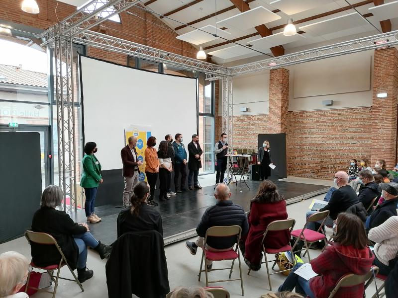 6-Les membres des instances invités sur scène pour le lancement.jpg Les membres des instances invités sur scène pour le lancement